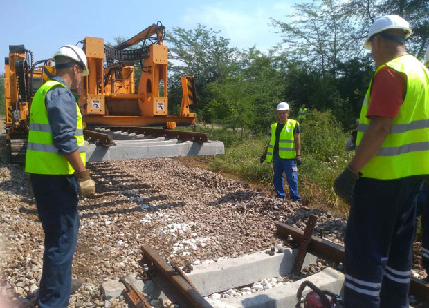 Возови под будним оком 25 отправника